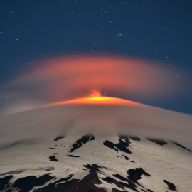 Una imagen del volcán Villarrica, visto desde la ciudad de Pucón, en el sur de Santiago, en Chile. /CLAUDIA BUCAREY (REUTERS)