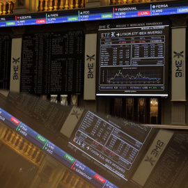 Paneles informativos de la evolución del Ibex en el patio de negociación de la Bolsa de Madrid. EFE/Emilio Naranjo