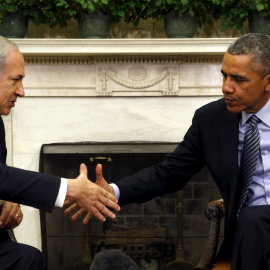 El primer ministro de Israel, Benjamin Netanyahu, y el presidente de EEUU, Barack Obama, se dan la mano durante su encuentro en la Casa Blanca. - REUTERS