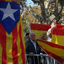 Una estelada y una bandera de España en las inmediaciones del Parlament. - EFE