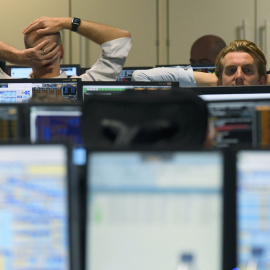 Operadores del mercado delante de sus pantallas en una firma de inversión en Londres. REUTERS