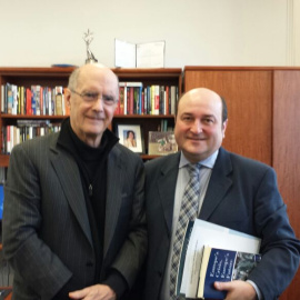 Strobe Talbott, ex secretario adjunto de Estado en el gobierno de Clinton y director de la Brookings Institution,  junto a Andoni Ortuzar.