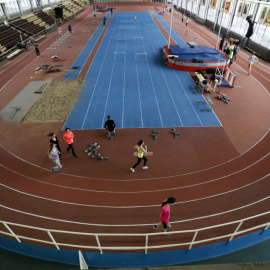 Varios atletas entrenan hoy en el centro olímpico 'hermanos Znamensky' en Moscú. /REUTERS