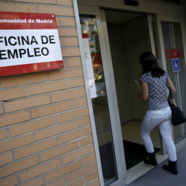 Una joven entra en una oficina del Servicio Público de Empleo de la Comunidad de Madrid. REUTERS