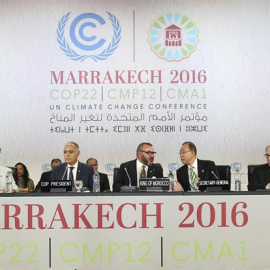 La jefa de cambio climático de la ONU, Patricia Espinosa, el ministro de Exteriores marroquí, Saleheddin Mezuar, el rey de Marruecos, Mohamed VI y el secretario general de la ONU, Ban Ki-moon, durante la cumbre de Naciones Unidas para el Cl