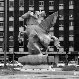 El Pegaso de Legazpi, momificado. El otro caballo alado lleva años encerrado en un almacén de la calle Áncora. / EL BANQUETE