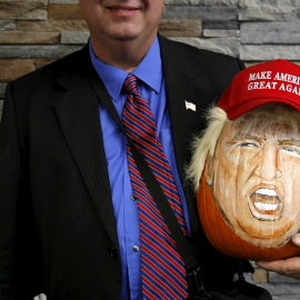 Un partidario del candidato presidencial republicano de Estados Unidos , Donald Trump tiene una calabaza pintada con la imagen del político. REUTERS