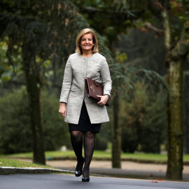 La ministra de Empleo, Fátima Báñez, en los jardines del Palacio de la Moncloa, a su llegada al primer Consejo de Ministros del nuevo Gobierno de Mariano Rajoy. REUTERS/Sergio Perez