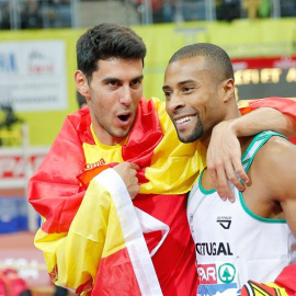 Pablo Torrijos y Nelson Évora ayer tras la final de triple salto. /EFE