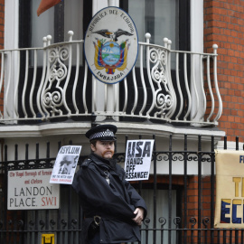 Un policía vigila delante de la Embajada de Ecuador en Londres (Reino Unido) donde  la fiscalía sueca interrogó al fundador del portal WikiLeaks, el australiano Julian Assange, por primera vez sobre supuestos delitos sexuales que investiga 