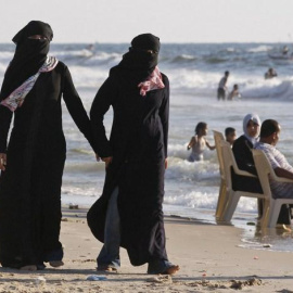  Mujeres en una playa de Egipto