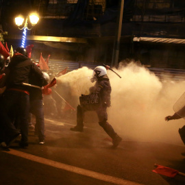 La Policía se enfrenta a un grupo de personas que se manifestaban contra la visita de Barack Obama a Atenas. REUTERS/Alkis Konstantinidis