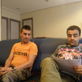 Asier Azkarraga y Ricardo Navia, en un piso ocupado en Barakaldo. / DANILO ALBIN