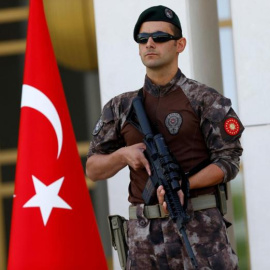 Imagen de archivo de un agente de las fuerzas especiales de la Policía turca. REUTERS/Umit Bektas