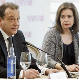 El fiscal anticorrupción de Baleares y del caso Nóos, Pedro Horrach, junto a la directora de la revista Vanity Fair, Lourdes Garzón, durante el desayuno informativo en el que ha participado hoy, a pocas semanas de que se conozca la sentenci