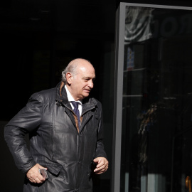 El exministro del Interior, Jorge Fernández Díaz, abandona la sede del PP de la calle Génova tras la Junta Directiva Nacional de la formación. EFE/Javier Lizón