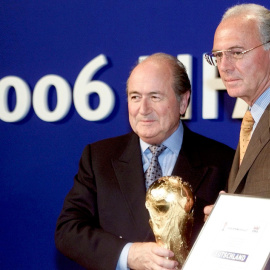 Blatter y Beckenbauer, en una imagen de 2000. REUTERS/Kai Pfaffenbach