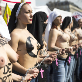 Las Femen reivindican los derechos de la mujer frente a la religión en París. /EFE