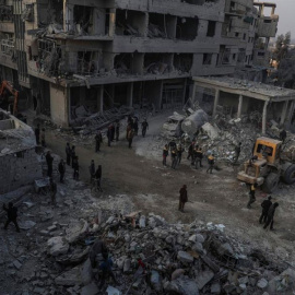 Foto de archivo (09/01/2018) de civiles y voluntarios de la Defensa Civil Siria mientras buscan supervivientes después de que varios ataques aéreos en Hamoria, al-Ghouta (Siria). — MOHAMMED BADRA / EFE