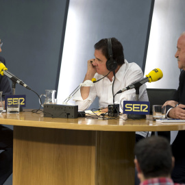 El presidente Mariano Rajoy, el periodista José Ramón de la Morena y el seleccionador nacional de futbol, Vicente del Bosque, durante la entrevista en El Larguero. EFE