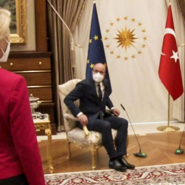  Instante en el que Von der Leyen se queda sin silla en la reunión con Erdogan.- EFE
