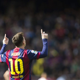 El delantero argentino del FC Barcelona, Leo Messi, muestra su alegría tras anotar el cuarto gol de su equipo frente al Rayo Vallecano.- EFE