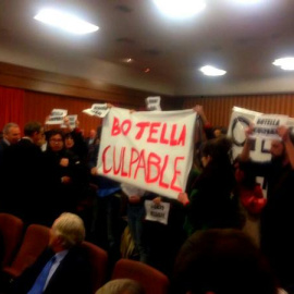 Una veintena de personas irrumpe un acto de Ana Botella con pancartas en las que se lee "Botella culpable"./ Twitter Plataforma de Afectados por la Hipoteca