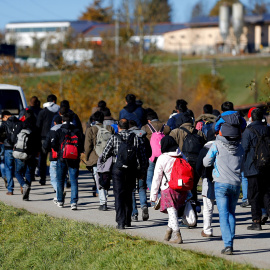 Un grupo de refugiados son escoltados por la policía alemana. REUTERS/Michael Dalder