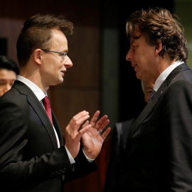 El ministro húngaro de Asuntos Exteriores, Peter Szijjarto (izquierda), conversa con su homólogo holandés, Bert Koenders. EFE