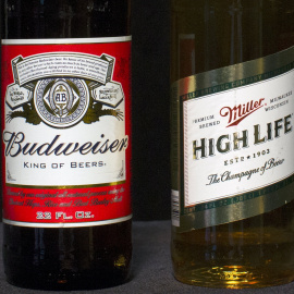 Una botella de la cerveza  Budweiser junto a una de Miller High Life. Sus fabricantes, Anheuser-Busch InBev y SABMiller, han acordado su fusión. REUTERS/Brendan McDermid