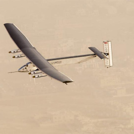 El avión Solar Impulse II, tras el efectuar el despegue en Abu Dabi. EFE