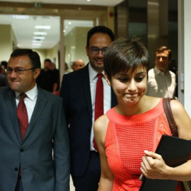 La portavoz adjunta del Grupo Socialista en el Congreso, Isabel Rodríguez, y, tras ella, el presidente del grupo, Antonio Hernando, y el diputado Miguel Ángel Heredia. E.P.