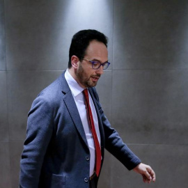 El portavoz del PSOE en el Congreso, Antonio Hernando, tras la rueda de prensa este miércoles en el Congreso, después de que los grupos parlamentarios del PP y del PSOE hayan acordado y registrado una enmienda transaccional para alcanzar un