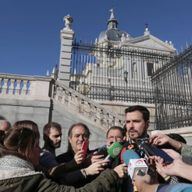 El candidato de IU-Unidad Popular a La Moncloa, Alberto Garzón, comparece ante los medios frente a la catedral de La Almudena de Madrid.- EFE