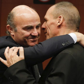 El ministro de Economía español, Luis de Guindos, saludo a su homólogo griego, Yanis Varufakis. - EFE
