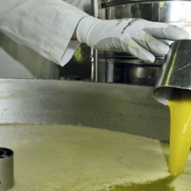 Extracción del aceite en una almazara. / JOSÉ PEDROSA (EFE)