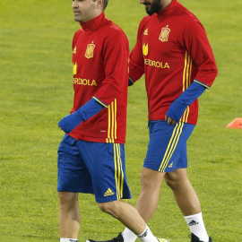 Isco junto a Iniesta en el entrenamiento de ayer de la selección española. /EFE
