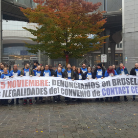 Representantes sindicales del sector del Contact Center protestan en el Parlamento Europeo, en Bruselas, el pasado martes.-PODEMOS