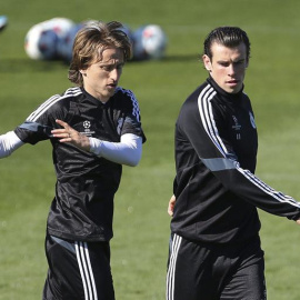 Luka Modric junto a Gareth Bale en el entrenamiento de este lunes del Real Madrid. /EFE