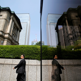 Un viandante pasa por delante ddel Banco de Japón (BoJ, según sus siglas en inglés), en Tokio. REUTERS