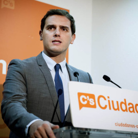El candidato de Ciudadanos a la Presidencia del Gobierno, Albert Rivera, durante la rueda de prensa que ha ofrecido en la sede del partido en Madrid. EFE/Luca Piergiovanni