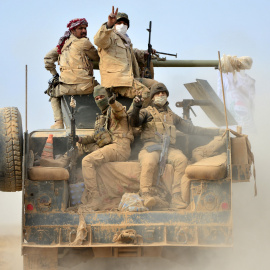 Guerreros chiís en un vehículo militar dirección Aeropuerto de Tal Afar durante una batalla con el Estado Islámico en Tal Afar al oeste de Mosul, Iraq. / REUTERS