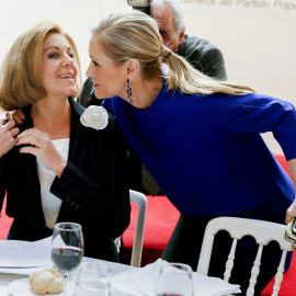 La candidata del PP a la Comunidad de Madrid y delegada del Gobierno, Cristina Cifuentes (d), saluda a la secretaria general del PP y presidenta de Castilla-La Mancha, María Dolores de Cospedal. EFE/Fernando Alvarado