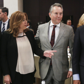 El expresidente del Gobierno Felipe González conversa con la presidenta de la Junta de Andalucía ,Susana Díaz, en presencia del alcalde de Sevilla, Juan Espadas, momentos antes de pronunciar una conferencia en el Foro Joly en la capital his