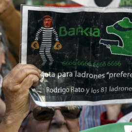 Manifestación de preferentistas de Caja Madrid. REUTERS