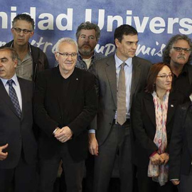 Algunos de los políticos que se han comprometido con la sanidad universal. / EFE