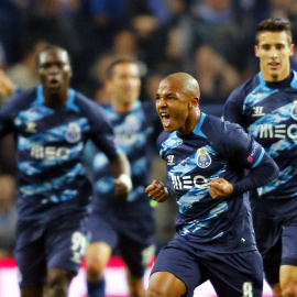 Los jugadores del Oporto celebran uno los goles anotados ante el Basilea. - REUTERS