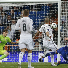 Momento en el que el delantero del Schalke Klaas-Jan Huntelaar hace el cuarto gol de su equipo. - REUTERS