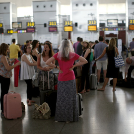 Viajeros en el aeropuerto Pablo Ruiz Picasso de Málaga. REUTERS