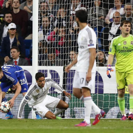 Iker Casillas se lamenta tras el cuarto gol el Schalke, marcado por Huntelaar. /EFE